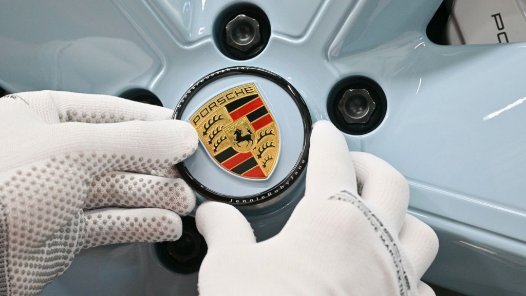 Taycan4SCrossTuri_Tiefschwarzmetallic_PKO_low_088