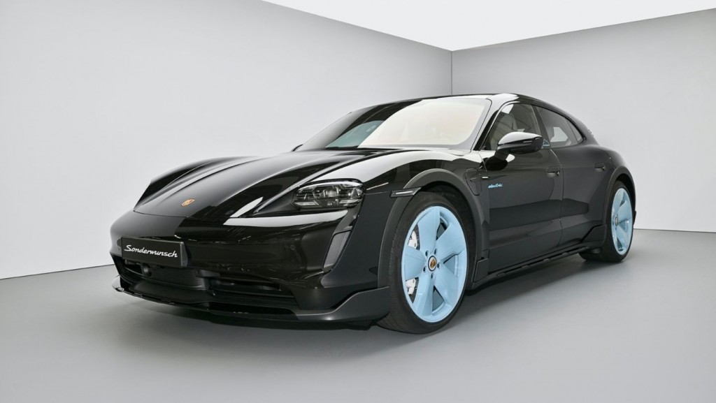 Taycan4SCrossTuri_Tiefschwarzmetallic_PKO_low_095