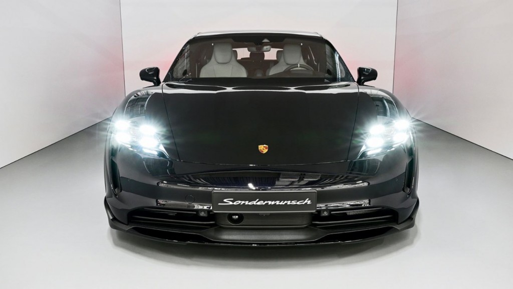 Taycan4SCrossTuri_Tiefschwarzmetallic_PKO_low_098