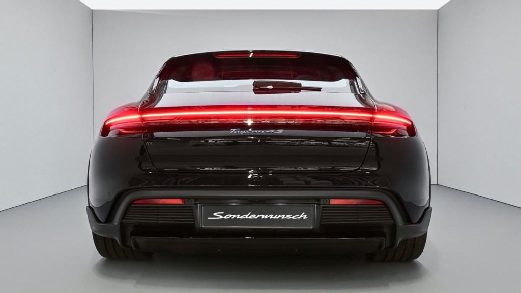 Taycan4SCrossTuri_Tiefschwarzmetallic_PKO_low_099