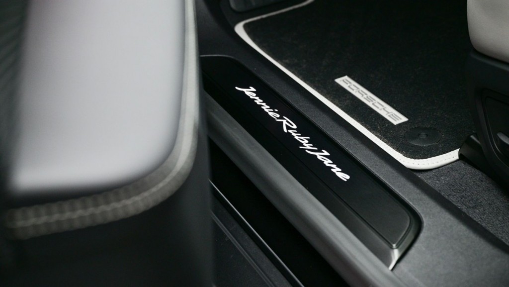 Taycan4SCrossTuri_Tiefschwarzmetallic_PKO_low_107