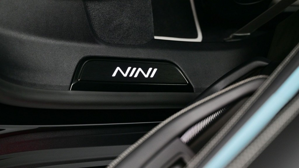 Taycan4SCrossTuri_Tiefschwarzmetallic_PKO_low_108