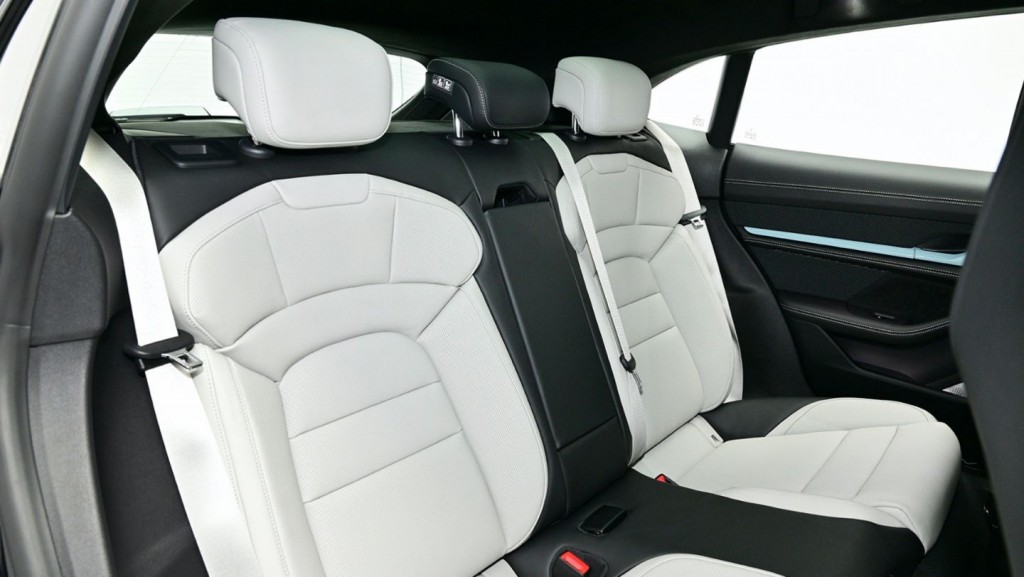 Taycan4SCrossTuri_Tiefschwarzmetallic_PKO_low_112