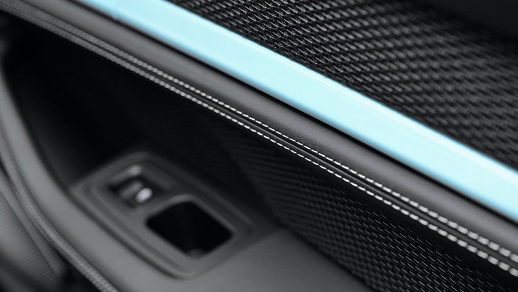 Taycan4SCrossTuri_Tiefschwarzmetallic_PKO_low_117