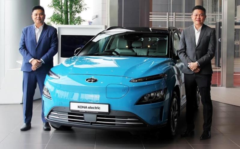 File pic of Gan (right) with the Hyundai Kona Electric. With him is Hyundai-Sime Darby Motors managing director Low Yuan Lung.