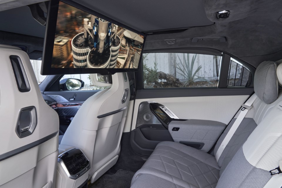 P90486119_highRes_the-new-bmw-760i-xdr