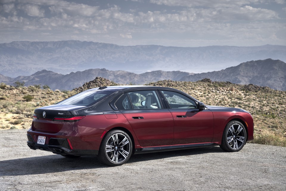 P90486135_highRes_the-new-bmw-760i-xdr