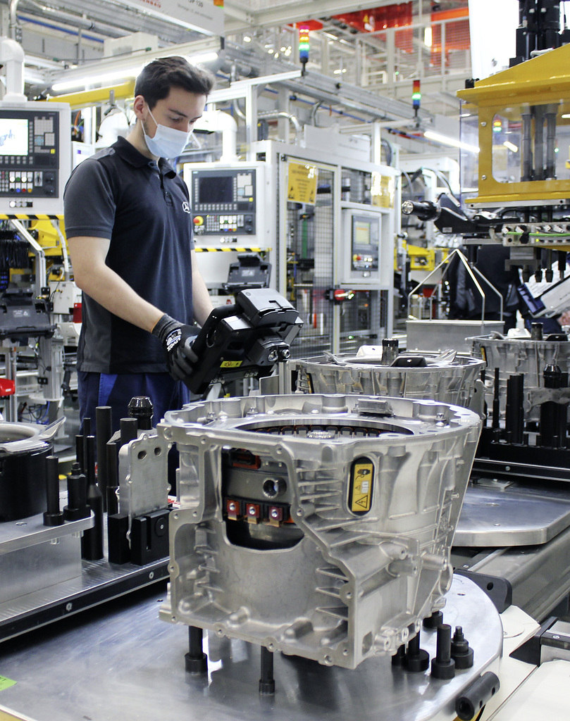 Montage des Integrierten Startergenerators am Mercedes-Benz Standort Hamburg Production of Integrated Starter Generators at Mercedes-Benz Hamburg site