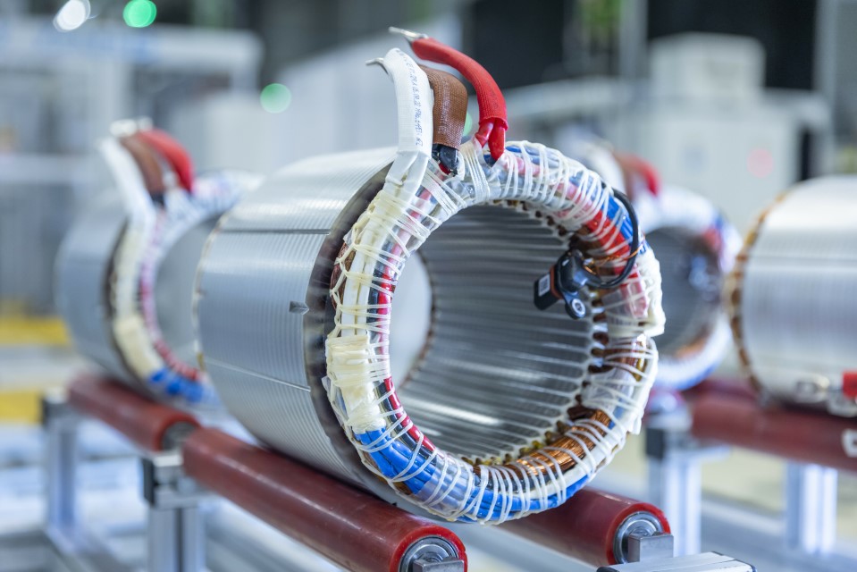 Instead of twelve, there are now 14 windings producing the electrical magnet field on the Audi Q8 e-tron.