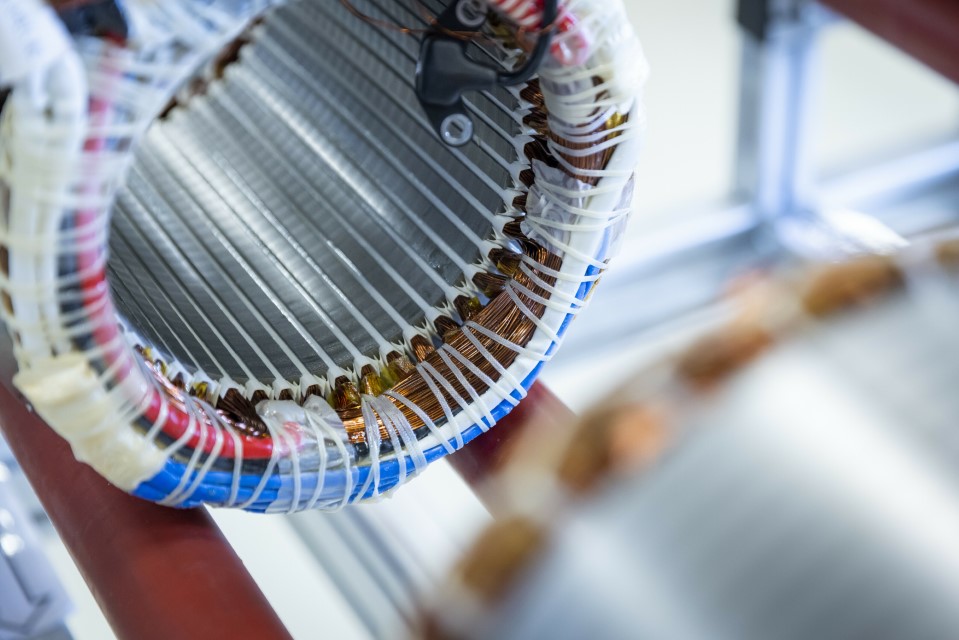 While there is no flow of electricity, the windings produce no electric drag losses .