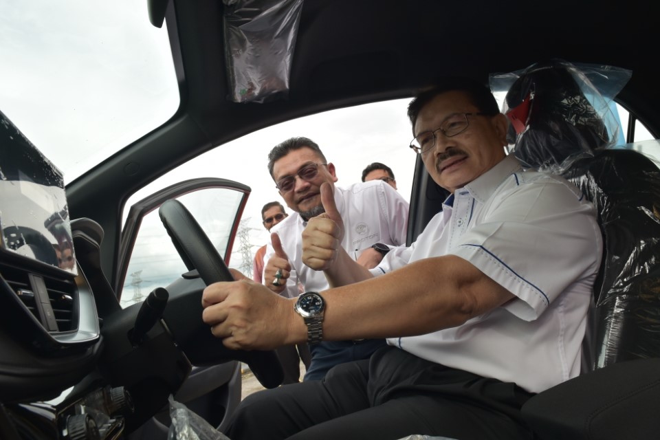 Left Roslan Abdulah - DCEO PROTON & Right Encik Mat Aris Bakar - MD Metro Driving Academy viewing the Proton Iriz