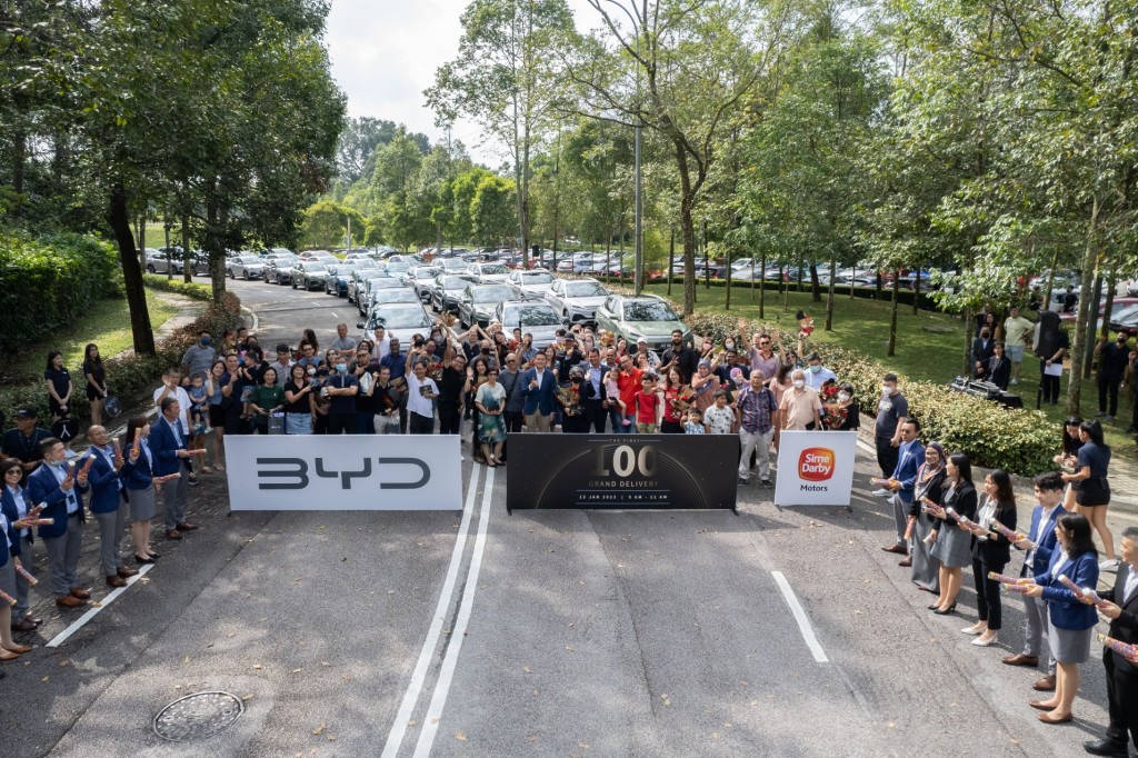 Atto 3 buyers receiving their cars.