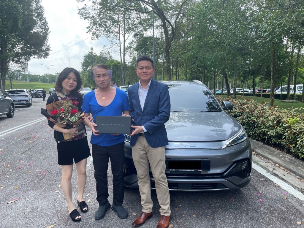 Gan (right) present the Atto 3 to Goh.