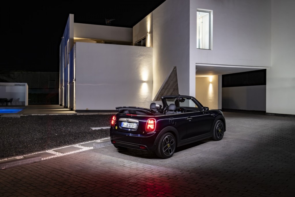 P90493912_highRes_mini-cooper-se-conve