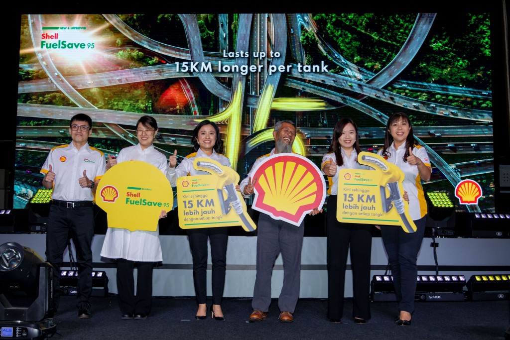 Seow (third from left) at the launch with (from left) Shell Global Marcomms Lead, Mobility, Ambrosio Riparip; Shell fuel scientist Tina Jia; Shell Malaysia Trading Sdn Bhd & Shell Timur Sdn Bhd managing director Shairan Huzani Hussain; Shell Global Fuels Proposition Lead Mimi Lau; and Shell Mobility Malaysia head of marketing Yu Li Ching.