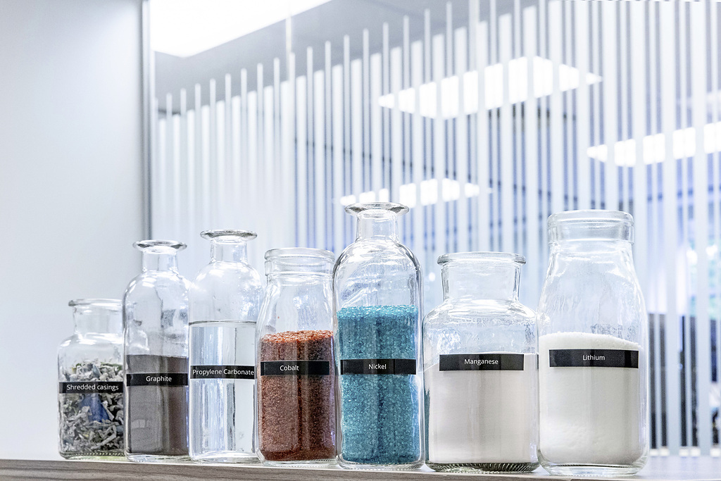 Mercedes-Benz legt Grundstein für eine nachhaltige Batterie-Recyclingfabrik im süddeutschen Kuppenheim. Durch die Prozessgestaltung der Hydrometallurgie mit Rückgewinnungsquoten von mehr als 96 Prozent soll eine holistische Kreislaufwirtschaft von Batteriematerialien ermöglicht werden. Die zurückgewonnenen Materialien werden in den Wertstoffkreislauf zurückgeführt. Mercedes-Benz lays the foundation for a sustainable battery recycling factory in Kuppenheim in southern Germany. The process design of hydrometallurgy with recovery rates of more than 96 percent is expected to allow a holistic circular economy of battery materials. The recovered materials will be fed back into the recycling loop.