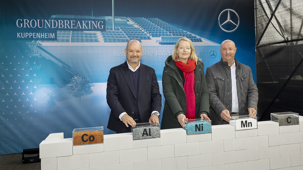 (V.L.N.R.) Grundsteinlegung Mercedes-Benz Batterie-Recyclingfabrik Kuppenheim: Jörg Burzer (Mitglied des Vorstands der Mercedes-Benz Group AG, Produktion und Supply Chain Management); Thekla Walker (Ministerin für Umwelt, Klima und Energiewirtschaft Baden-Württemberg); Michael Brecht (Betriebsratsvorsitzender des Gemeinschaftsbetriebs Gaggenau, zu dem das Werk Kuppenheim gehört) (F.L.T.R.) Groundbreaking Mercedes-Benz Battery Recycling Kuppenheim: Jörg Burzer (Member of the Board of Management of Mercedes-Benz Group AG, Production and Supply Chain Management); Thekla Walker (Minister for the Environment, Climate Protection and the Energy Sector Baden-Württemberg); Michael Brecht (Chairman of the Works Council of the joint operation Gaggenau, to which the Kuppenheim plant belongs