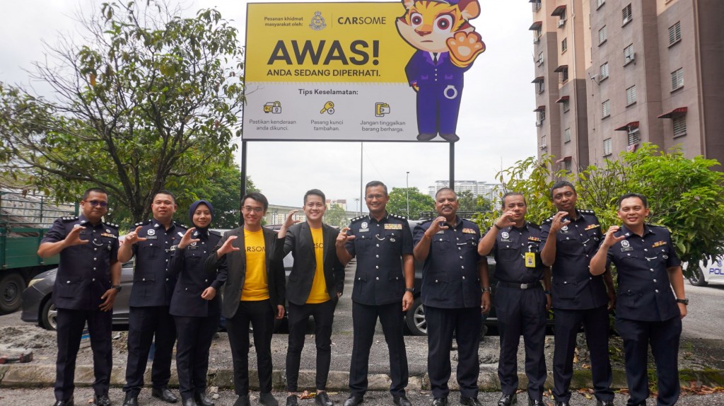 Teoh (fourth from left) and ACP (from left) and the unveiling of the sign board.