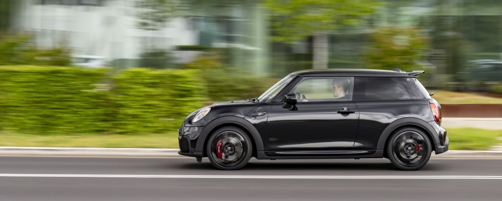 P90504454_highRes_mini-john-cooper-wor