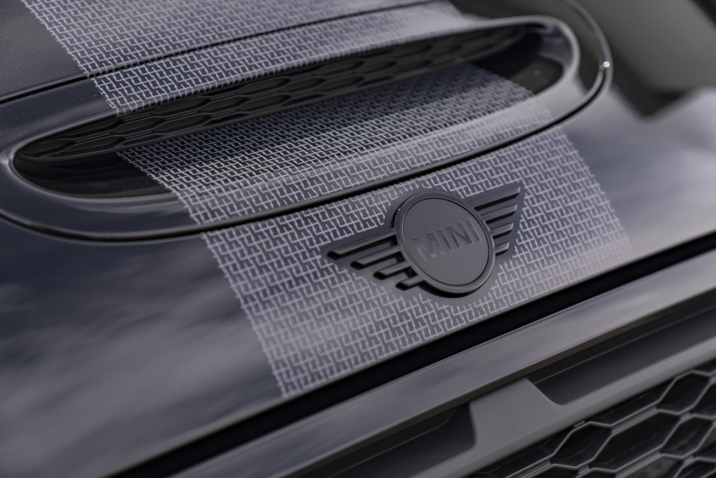 P90504477_highRes_mini-john-cooper-wor