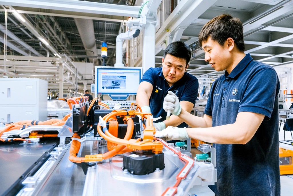 P90505649_lowRes_assembly-of-high-vol