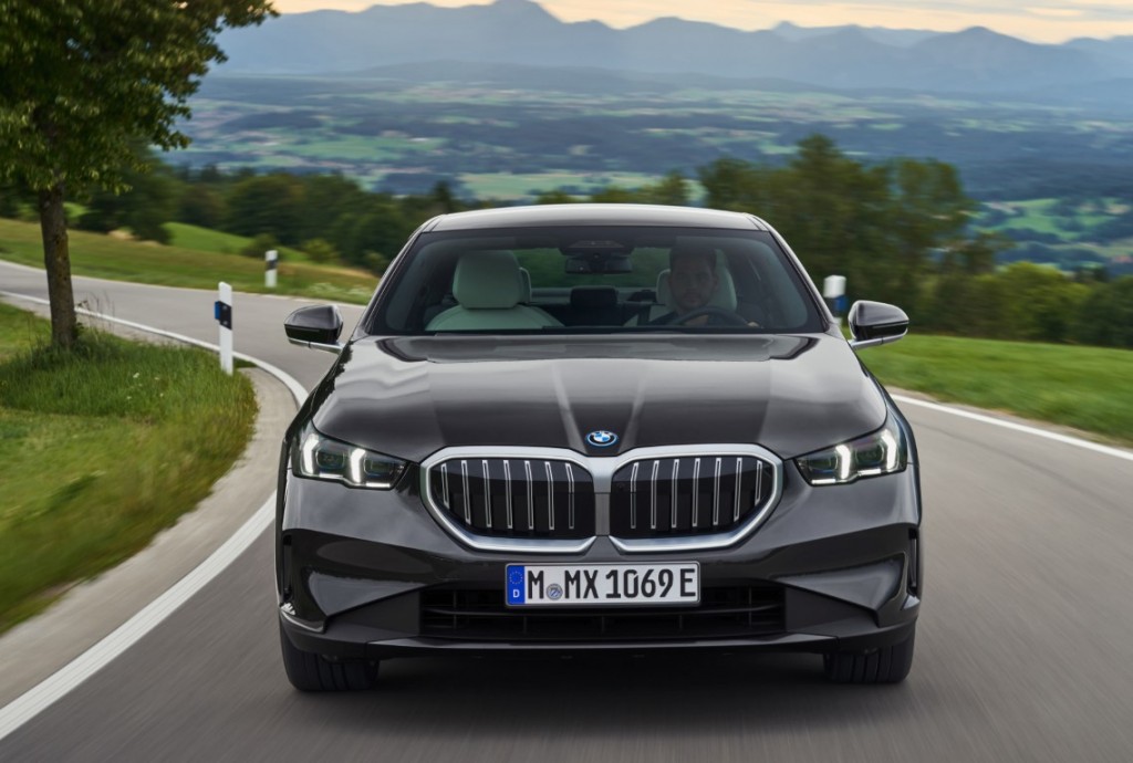 P90524300_highRes_the-new-bmw-530e-sop