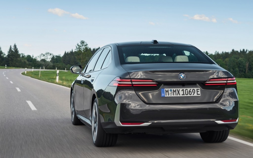 P90524302_highRes_the-new-bmw-530e-sop