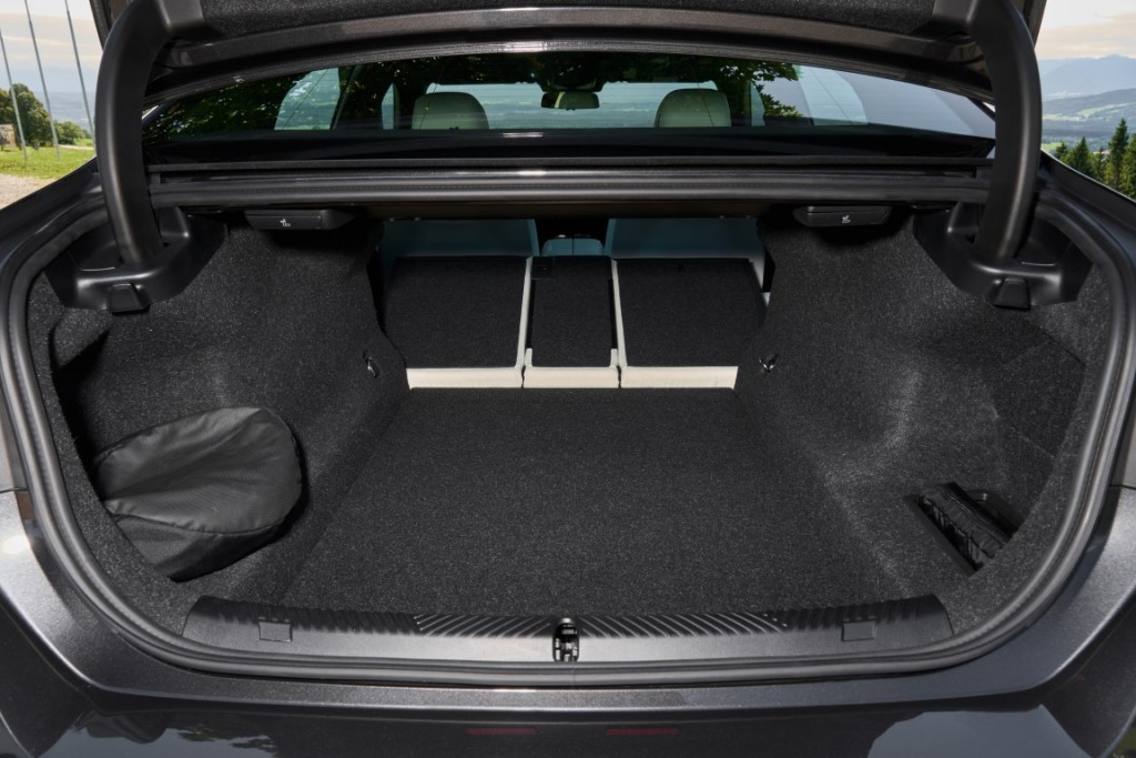 P90524327_highRes_the-new-bmw-530e-sop