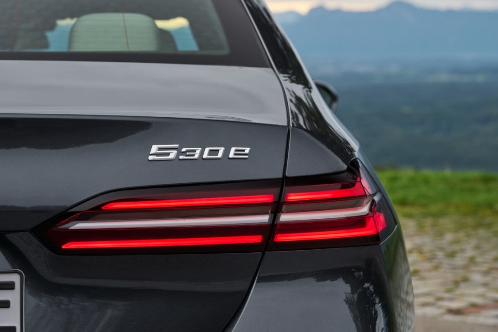 P90524330_highRes_the-new-bmw-530e-sop