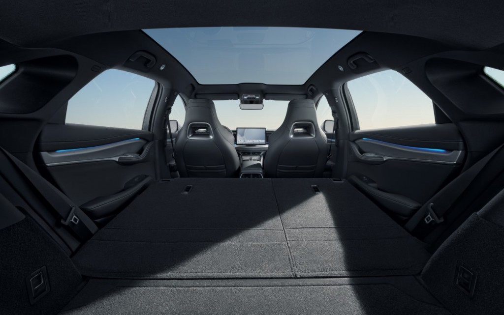 BYD_SEALION_7_makes_European_debut_at_Paris_Motor_Show(10)