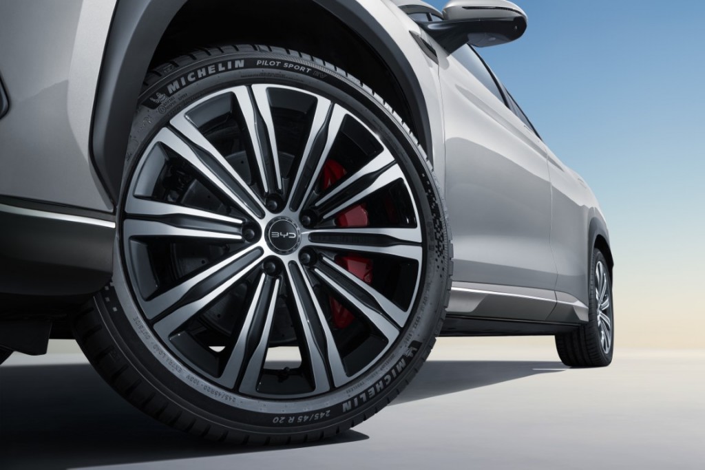 BYD_SEALION_7_makes_European_debut_at_Paris_Motor_Show(12)