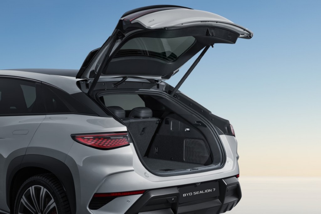 BYD_SEALION_7_makes_European_debut_at_Paris_Motor_Show(13)