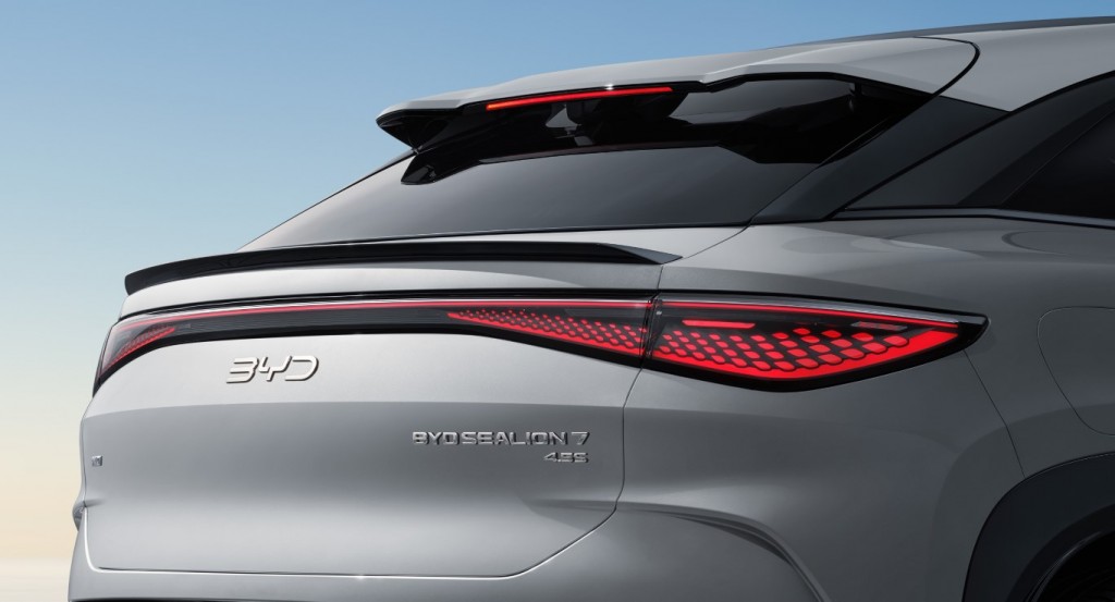 BYD_SEALION_7_makes_European_debut_at_Paris_Motor_Show(15)