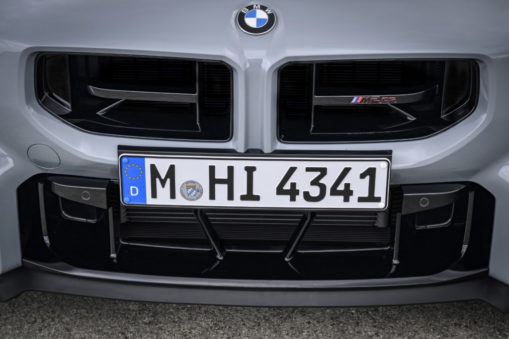 P90600884_highRes_the-new-bmw-m2-cs