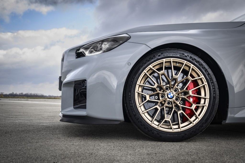 P90600886_highRes_the-new-bmw-m2-cs
