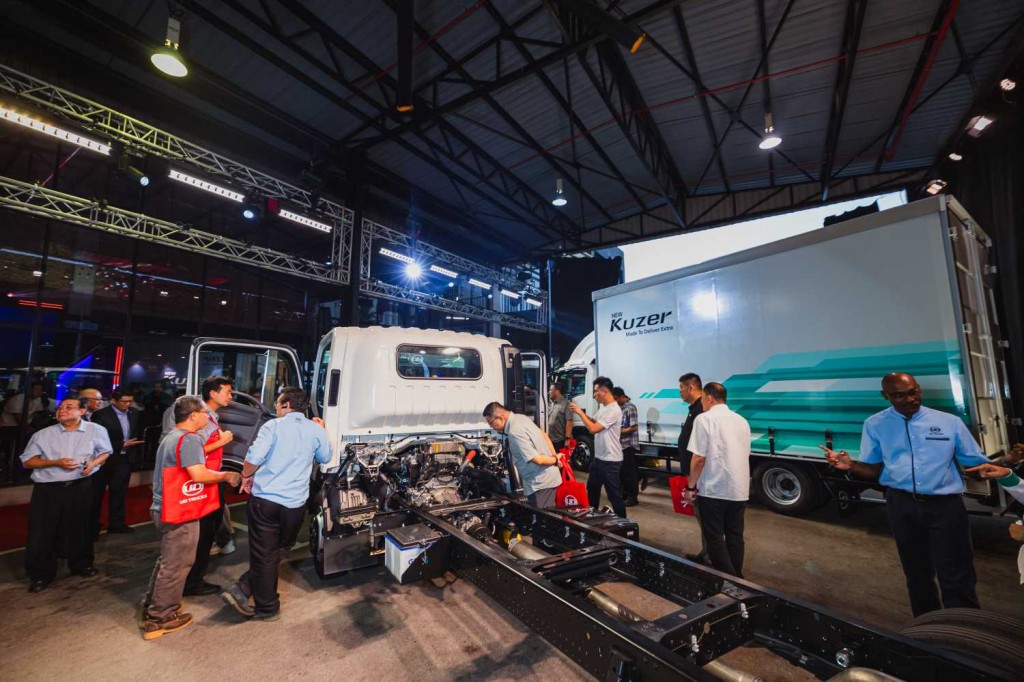 21_Guests & customers inspecting the New Kuzer