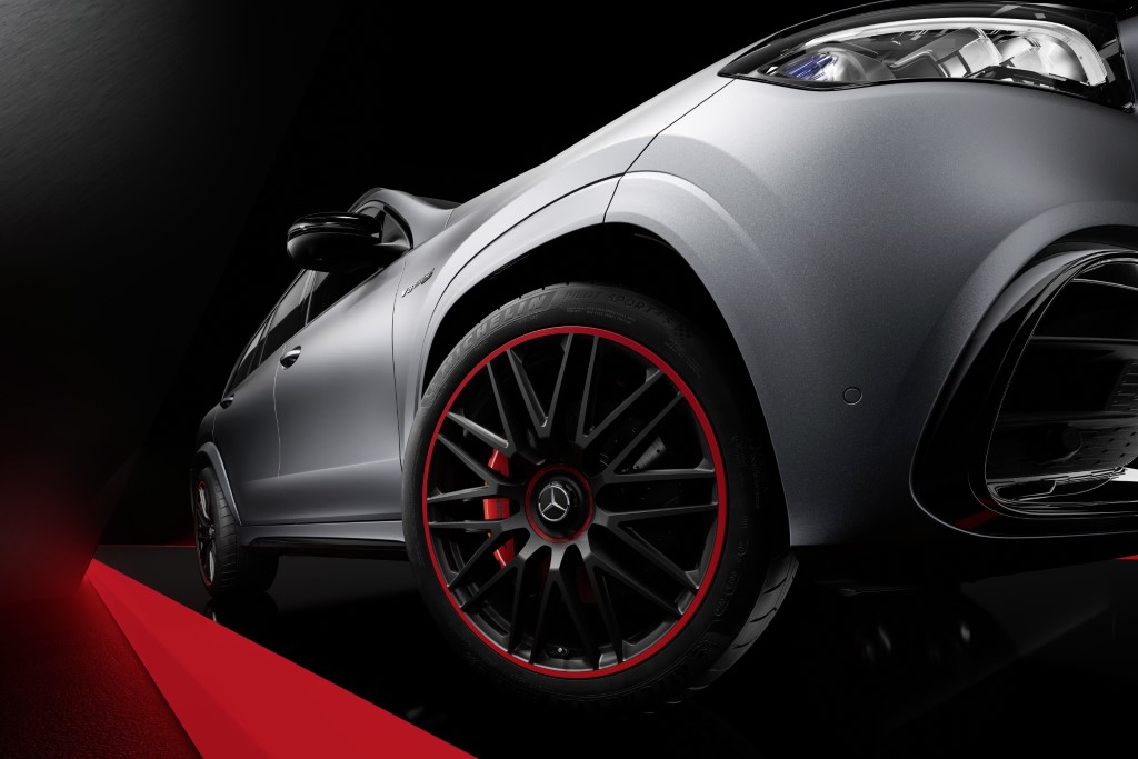 2025 / Mercedes-AMG GLS 63 4MATIC+ MANUFAKTUR Arctic Silver Edition / Energieverbrauch kombiniert 13,5 -13,3 l/100 km; CO2-Emissionen kombiniert 306-300 g/km, CO2-Klasse: G;Energieverbrauch kombiniert 13,5 -13,3 l/100 km; CO2-Emissionen kombiniert 306-300 g/km, CO2-Klasse: G* 2025 / Mercedes-AMG GLS 63 4MATIC+ MANUFAKTUR Arctic Silver Edition / combined energy consumption 13.5-13.3 l/100 km; combined CO2 emissions 306-300 g/km; CO2 class: G;combined energy consumption 13.5-13.3 l/100 km; combined CO2 emissions 306-300 g/km; CO2 class: G*