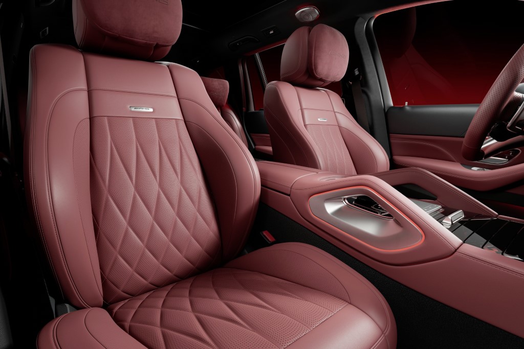 2025 / Mercedes-AMG GLS 63 4MATIC+ MANUFAKTUR Arctic Silver Edition / Energieverbrauch kombiniert 13,5 -13,3 l/100 km; CO2-Emissionen kombiniert 306-300 g/km, CO2-Klasse: G;Energieverbrauch kombiniert 13,5 -13,3 l/100 km; CO2-Emissionen kombiniert 306-300 g/km, CO2-Klasse: G* 2025 / Mercedes-AMG GLS 63 4MATIC+ MANUFAKTUR Arctic Silver Edition / combined energy consumption 13.5-13.3 l/100 km; combined CO2 emissions 306-300 g/km; CO2 class: G;combined energy consumption 13.5-13.3 l/100 km; combined CO2 emissions 306-300 g/km; CO2 class: G*