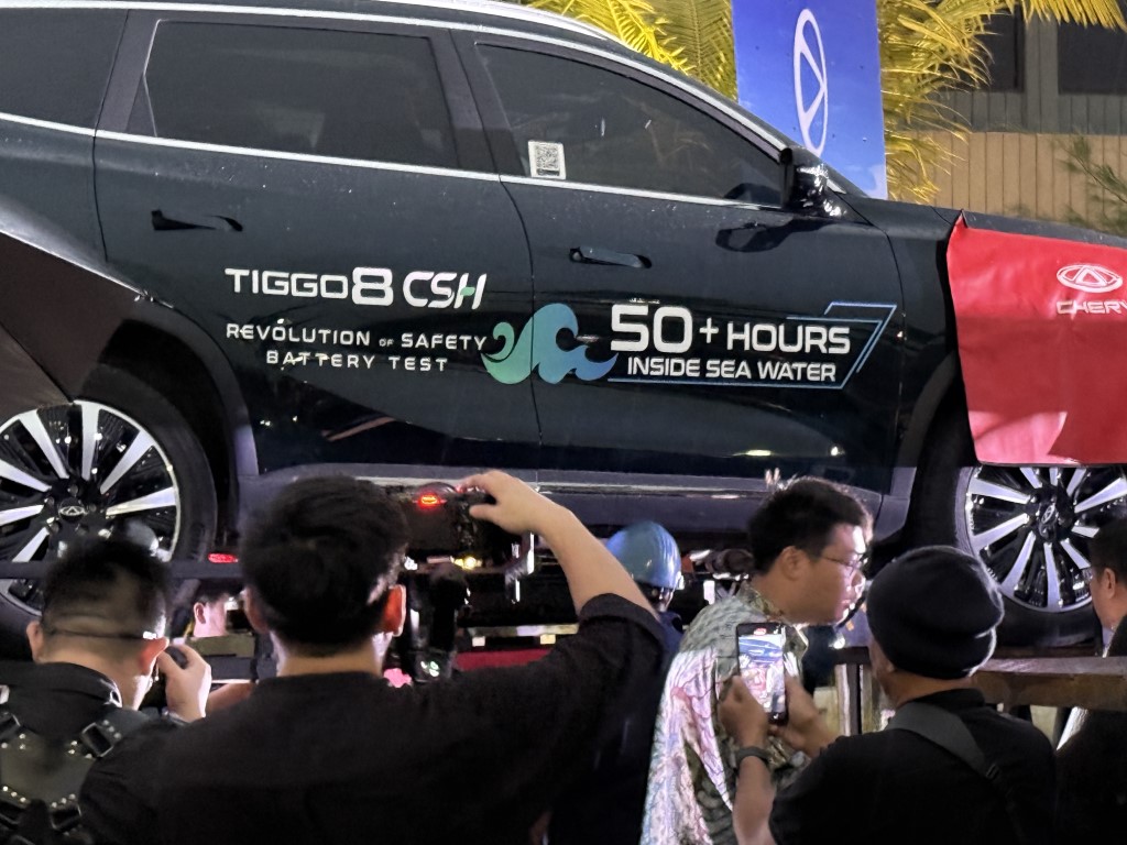Chery's technical team installing the battery into a TIGGO 8 CSH (Custom)