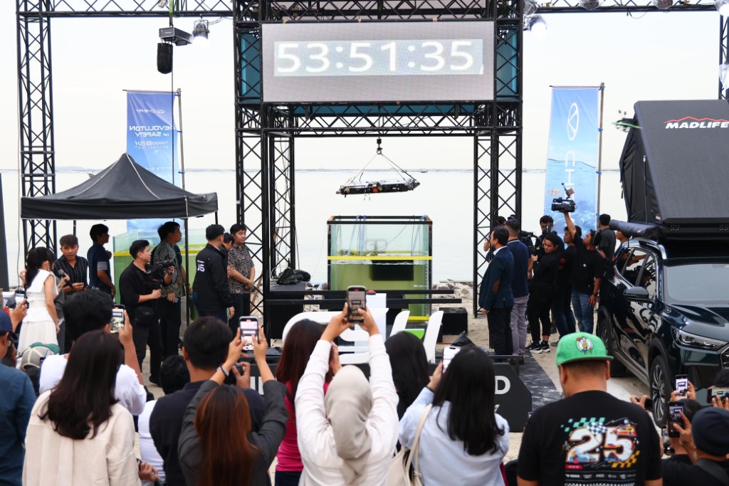 Members of the media witnessing the CSH battery being lifted out from the tank filled with sea water. (Custom)