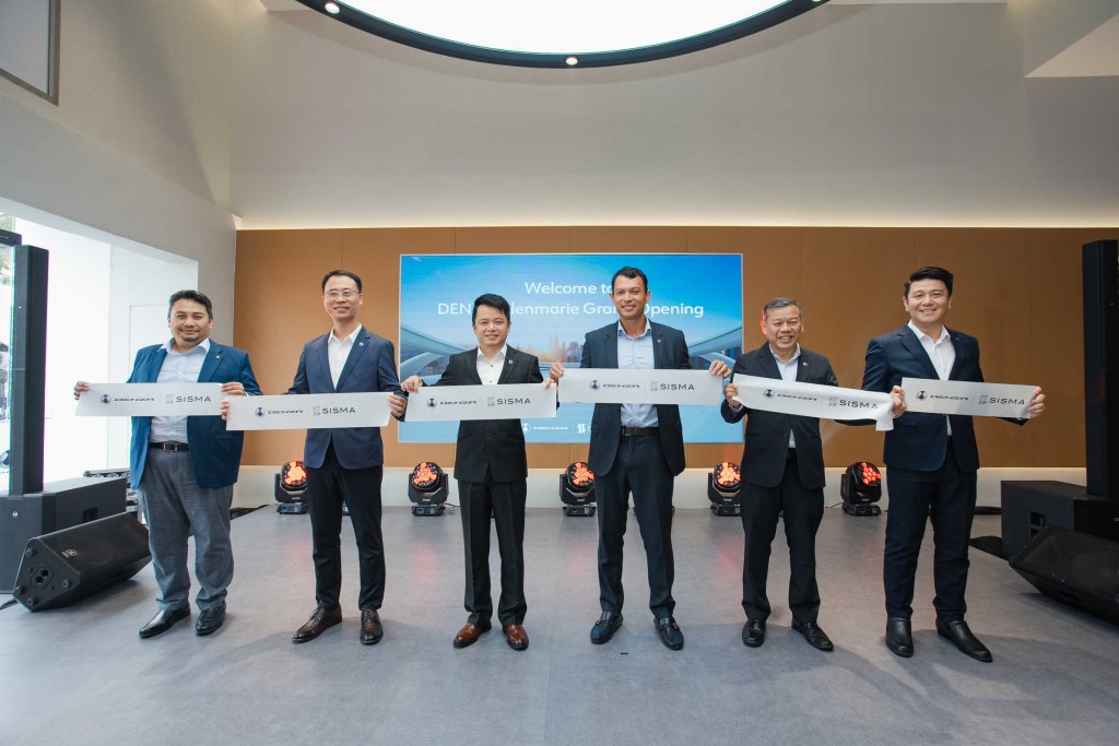 Zhao (third from left) and Syed Khalil (third from right) and invited management members at the ceremony.