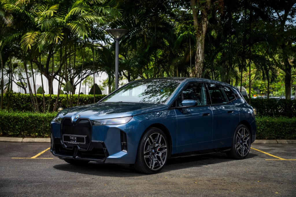 02. The New BMW iX xDrive60 M Sport Pro (Custom)