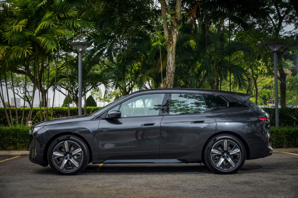03. The New BMW iX xDrive45 Sport (Custom)