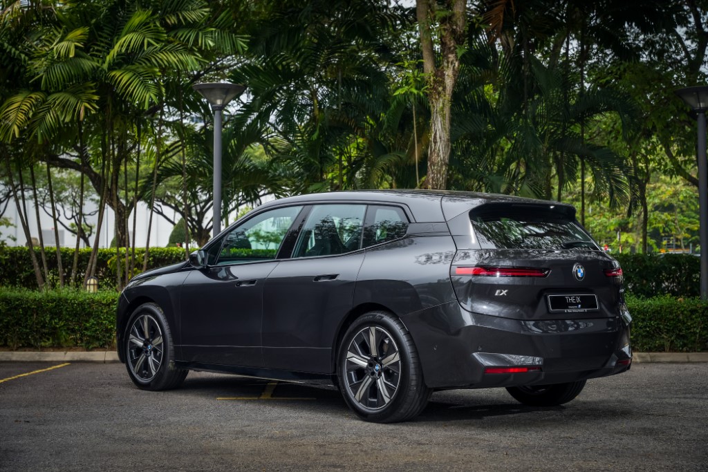 04. The New BMW iX xDrive45 Sport (Custom)