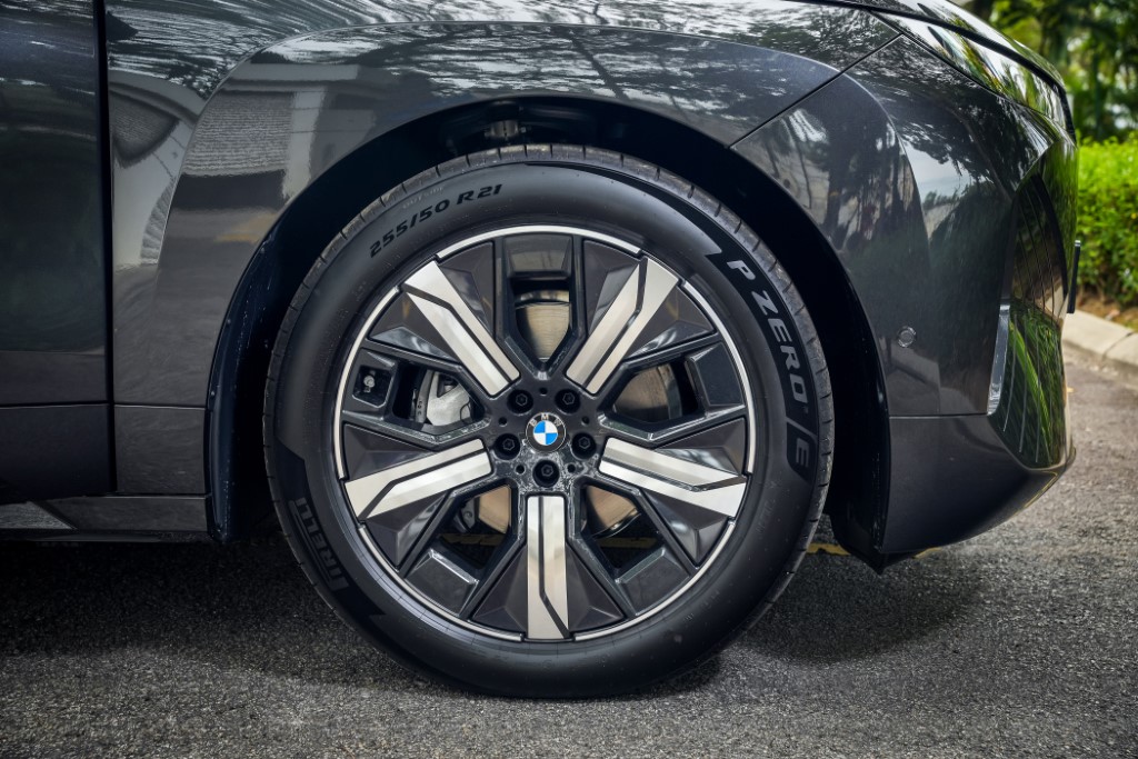 07. The New BMW iX xDrive45 Sport (Custom)