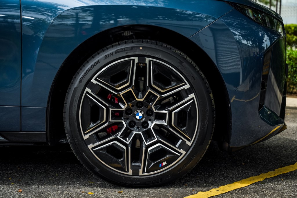 09. The New BMW iX xDrive60 M Sport Pro (Custom)
