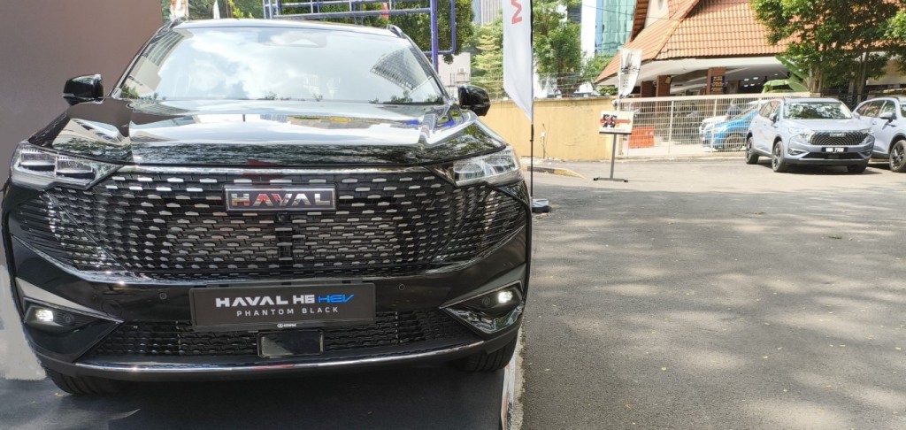 GWM Haval H6 HEV with Phantom Black interior (3)