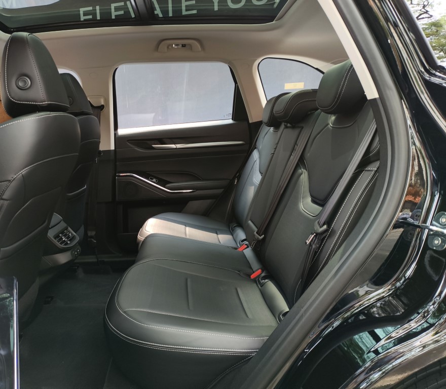 GWM Haval H6 HEV with Phantom Black interior (6)