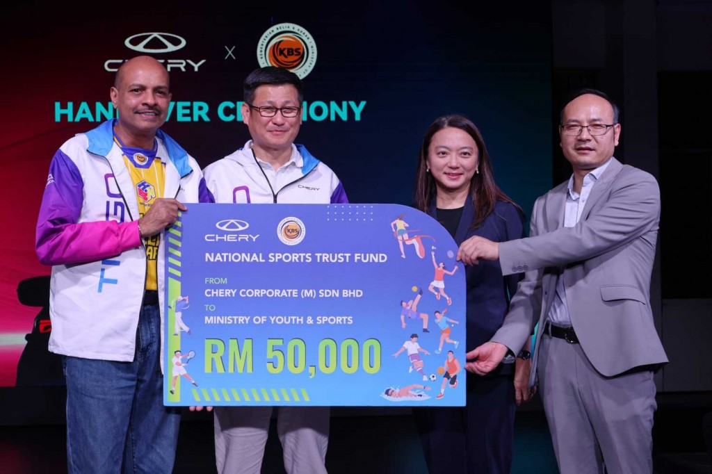 Youth and Sports Ministry secretary-general Datuk Dr K. Nagulendran, Chery Malaysia vice-president Cheng Nam Weng, Yeoh and Chery Malaysia president Leo Chen at the contribution presentation.