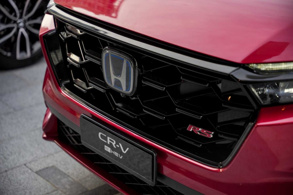Honda e:HEV variants have their H logos in blue tone. 
